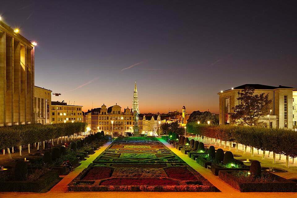 Bruxelles: Garden of Kunstberg viewed from Mont des Arts during nautical twilight (DSCF1028)