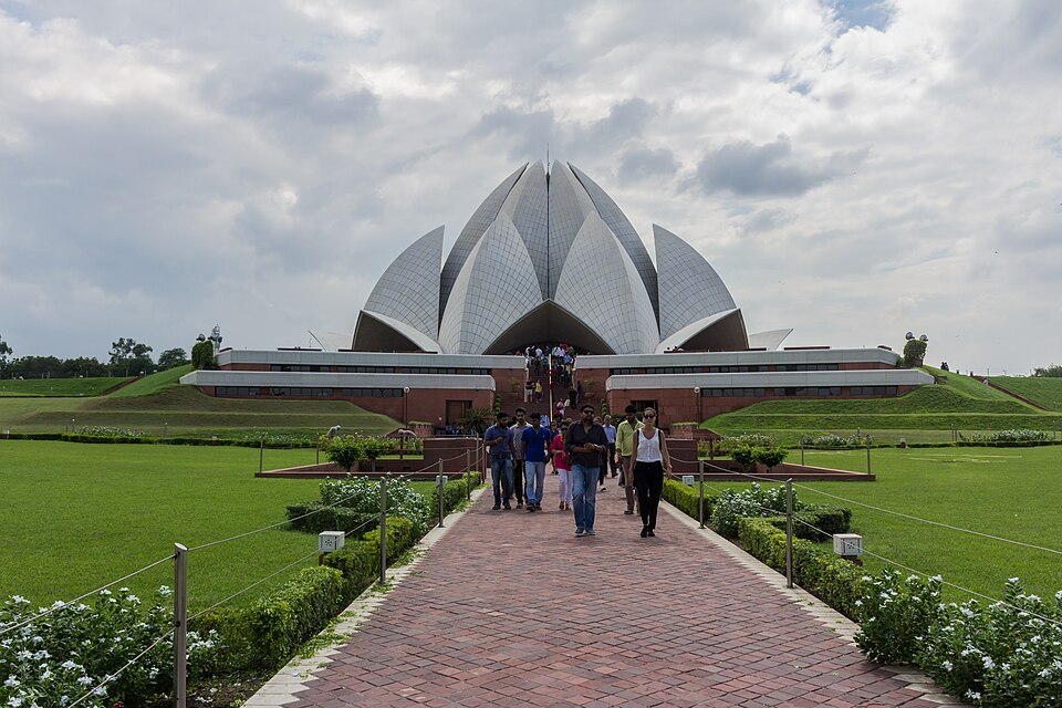 Nuova Delhi: Lotus Temple Front view with garden - During WCI 2016 - IMG 6499