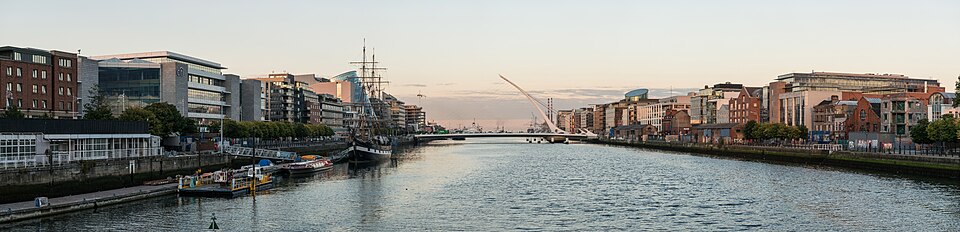 Dublino: Panoramic View of River Liffey and Samuel Beckett Bridge, Dublin 20150807 1