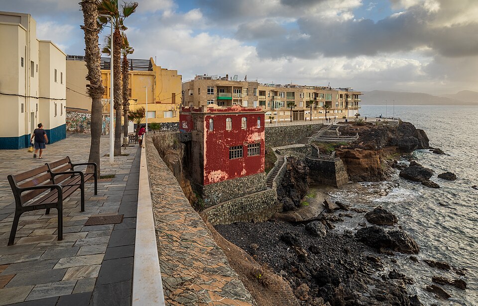 Gran Canaria: Calle Hermanos Jorge Marrero by the coast of Las Palmas de Gran Canaria, La Isleta, Gran Canaria, 2023 May