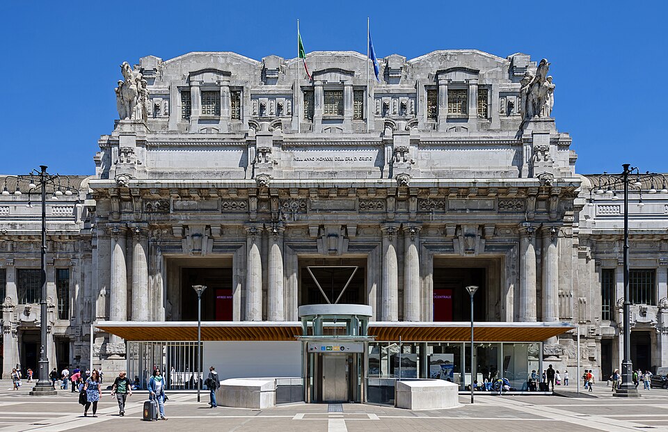 Milano: Front view of Milan Stazione Centrale entrance portico