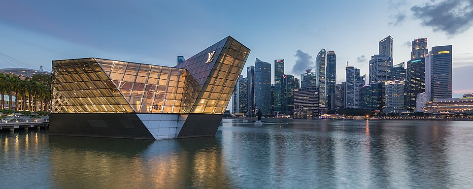 Singapore: Lighted polyhedral building Louis Vuitton in Singapore